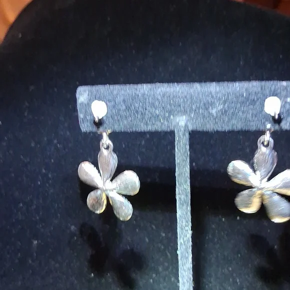 Silver Tone Daisy Earrings Pierced Ears Pave Rhinestones - Picture 6 of 6